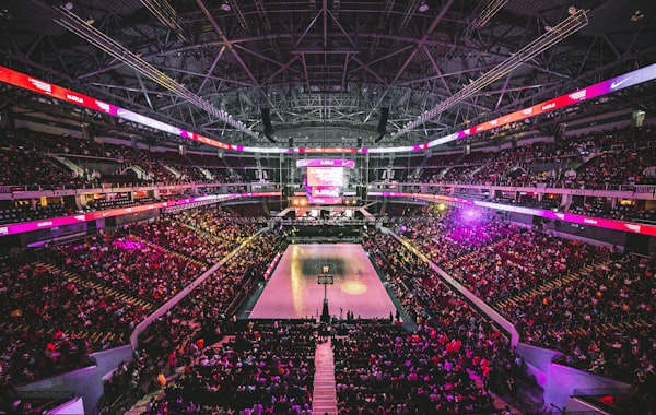 NBA赛场边教练正在布置战术，球员认真聆听